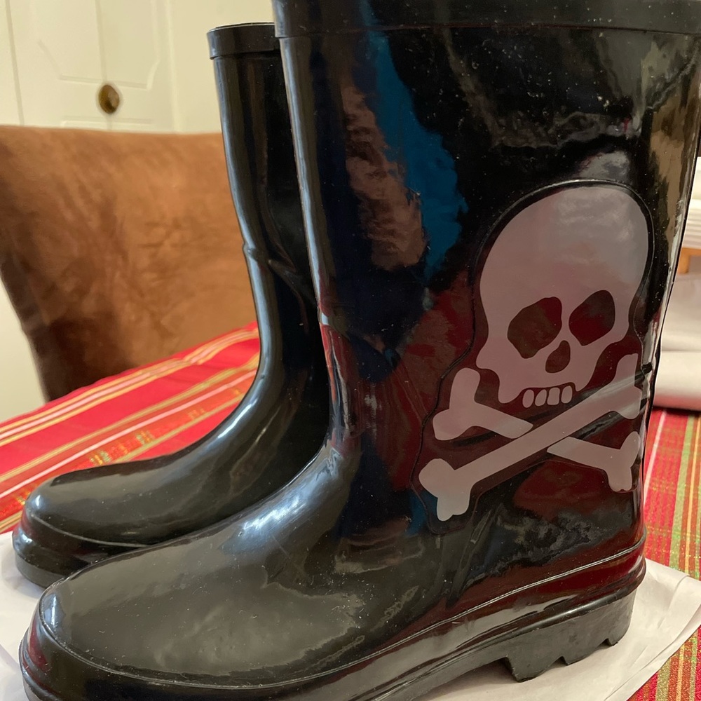 Gap kids unisex skull & crossbones hip rain boots size 4 black